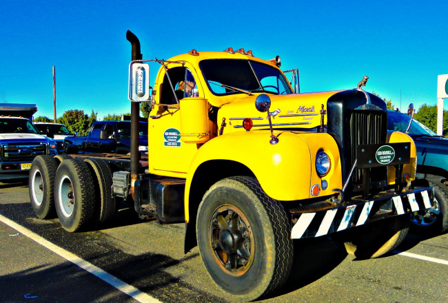 Обои картинки фото mack, автомобили, тяжелые, грузовики, сша, trucks, inc, колоса, желтый