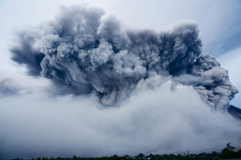 обоя природа, стихия, дым, молния, тучи, небо, кратер, огонь, лава, извержение, вулкан, зарево, клубы