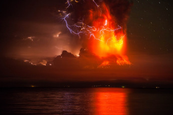 Картинка природа стихия пепел извержение лава огонь небо вулкан кратер тучи молния дым клубы зарево