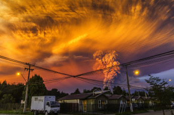 Картинка природа стихия огонь лава извержение вулкан клубы зарево дым молния тучи кратер небо