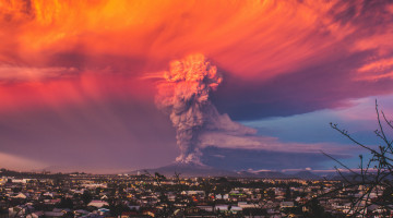 обоя природа, стихия, дым, молния, тучи, кратер, небо, огонь, лава, извержение, зарево, вулкан, клубы