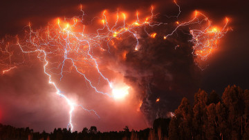 Картинка природа стихия огонь лава молния тучи небо кратер зарево клубы дым пепел вулкан извержение