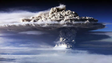 обоя природа, стихия, зарево, вулкан, клубы, тучи, молния, дым, небо, кратер, огонь, лава, извержение