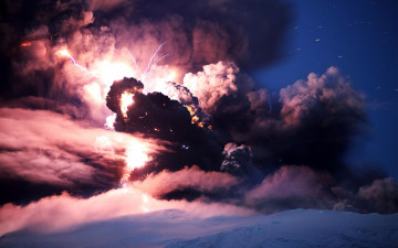 Картинка природа стихия кратер пепел зарево клубы небо огонь лава извержение вулкан тучи молния дым