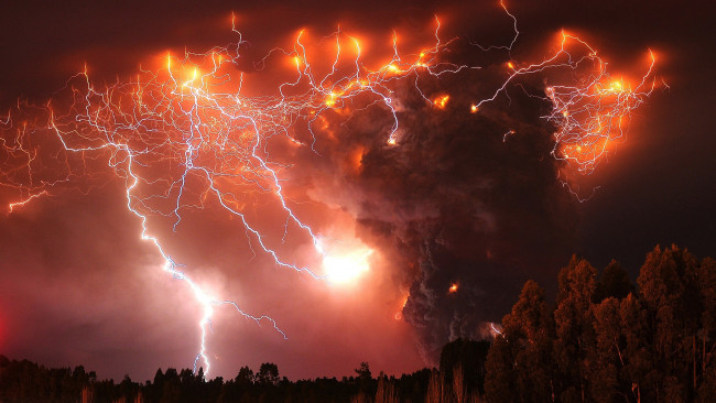 Обои картинки фото природа, стихия, огонь, лава, молния, тучи, небо, кратер, зарево, клубы, дым, пепел, вулкан, извержение