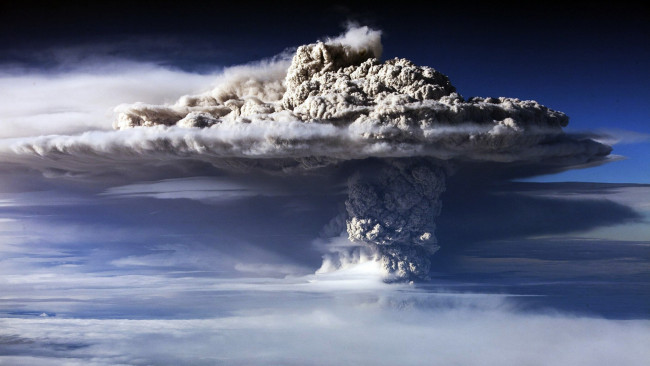 Обои картинки фото природа, стихия, зарево, вулкан, клубы, тучи, молния, дым, небо, кратер, огонь, лава, извержение