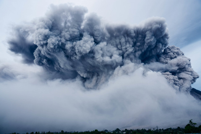 Обои картинки фото природа, стихия, дым, молния, тучи, небо, кратер, огонь, лава, извержение, вулкан, зарево, клубы
