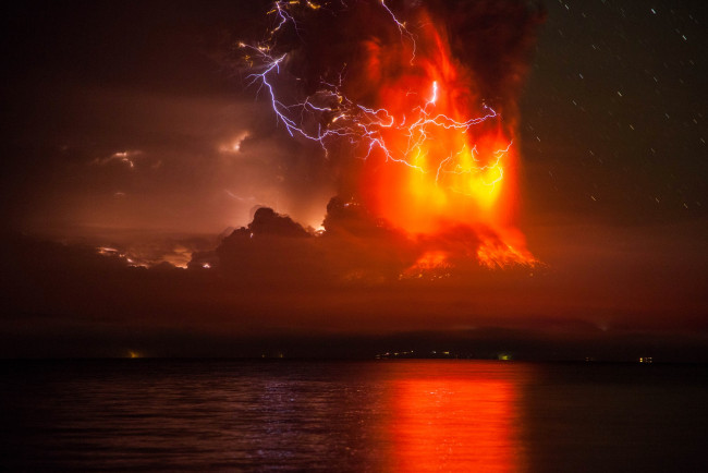 Обои картинки фото природа, стихия, пепел, извержение, лава, огонь, небо, вулкан, кратер, тучи, молния, дым, клубы, зарево