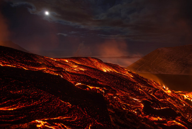 Обои картинки фото природа, стихия, тучи, кратер, небо, огонь, лава, вулкан, извержение, молния, дым, клубы, зарево, пепел