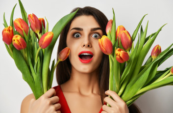Картинка девушки -+брюнетки +шатенки тюльпаны