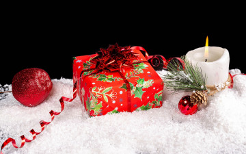 Картинка праздничные подарки+и+коробочки свеча подарок