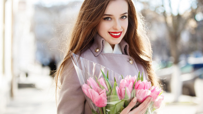 Обои картинки фото девушки, - рыжеволосые и разноцветные, тюльпаны
