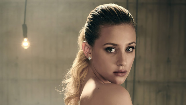 Обои картинки фото девушки, lili reinhart, блондинка, лицо, лампочка