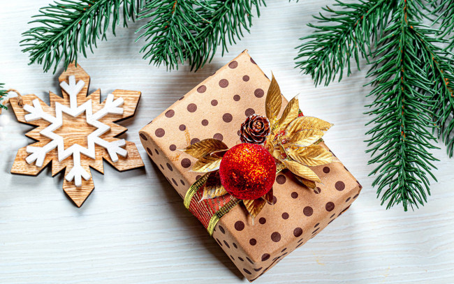 Обои картинки фото праздничные, подарки и коробочки, снежинка, подарок, шарик