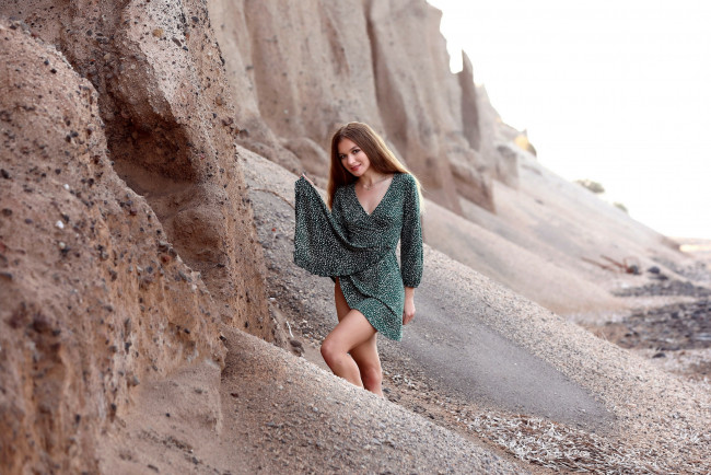 Обои картинки фото девушки, - брюнетки,  шатенки, скалы, платье, песок
