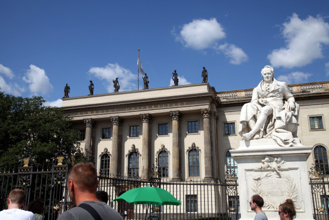 Обои картинки фото города, берлин , германия, университет, памятник