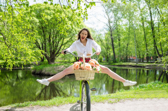 Картинка девушки -+брюнетки +шатенки парк пруд шатенка велосипед корзинка цветы радость