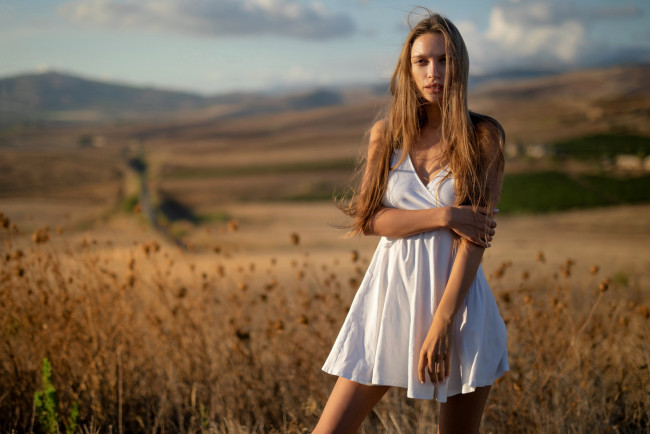 Обои картинки фото девушки, - блондинки,  светловолосые, поле, белое, платье