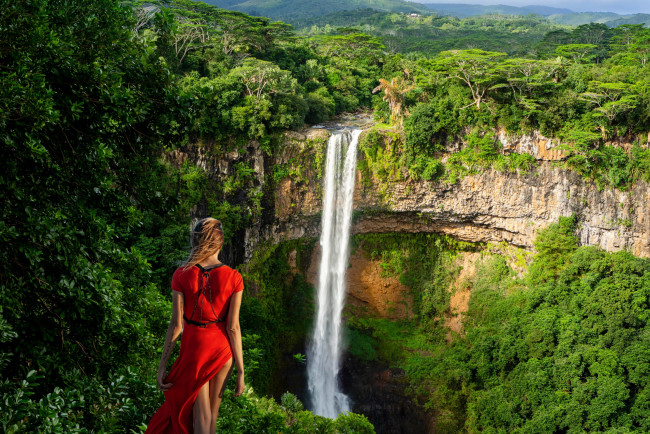 Обои картинки фото девушки, - брюнетки,  шатенки, лес, водопад, шатенка, красное, платье
