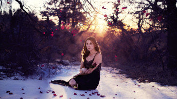 Картинка девушки -+брюнетки +шатенки шатенка платье роза лепестки снег деревья