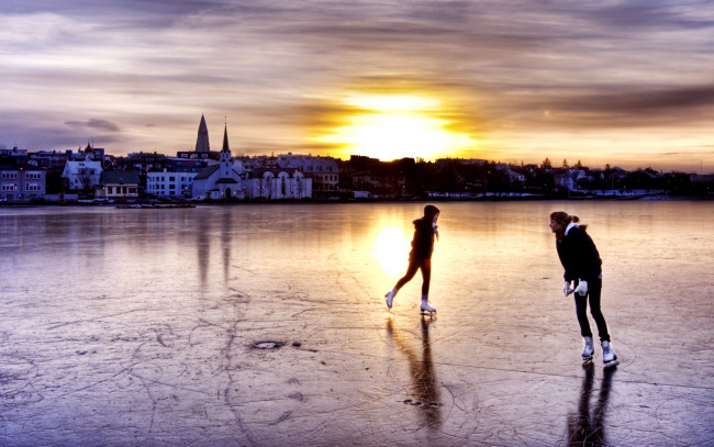 Обои картинки фото города, рейкьявик , исландия, город, огни, лед, озеро, люди, коньки