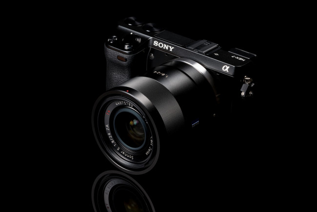 Обои картинки фото бренды, sony, фотоаппарат, черный, фон, объектив, nex-7