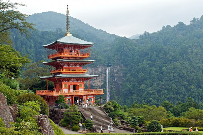 Обои картинки фото храм, нати, кацуура, Япония, города, буддистские, другие, храмы, пагода, водопад, горы