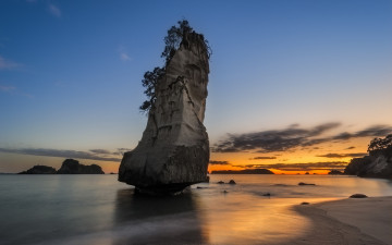 Картинка природа побережье пляж каменный столб скалы океан