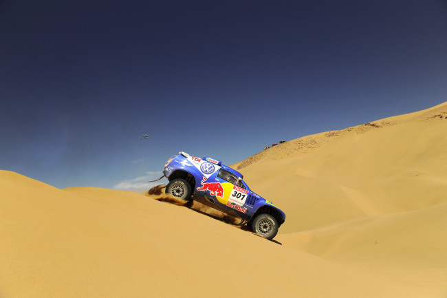 Обои картинки фото спорт, авторалли, дюны, touareg, volkswagen, вертолет, склон, синий, пустыня, rally, dakar, песок