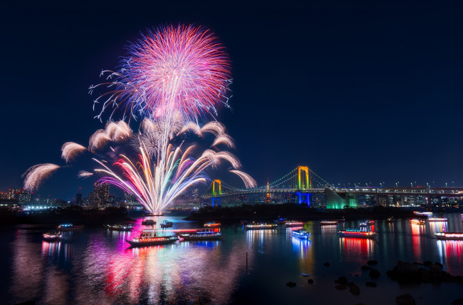 Обои картинки фото города, токио , Япония, фейерверк, город, ночь, река, лодки, мост