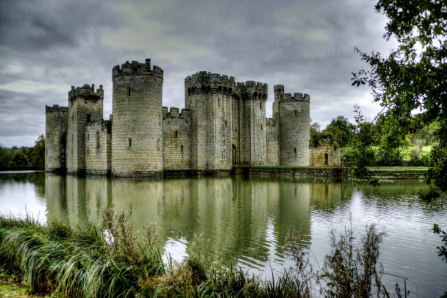 Обои картинки фото bodiam castle, robertsbridge, east sussex, города, замки англии, стены, башни, замок