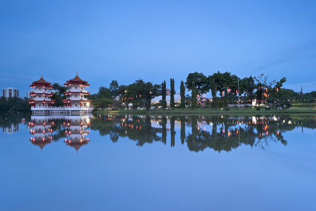 Обои картинки фото города, сингапур , сингапур, отражение, небо, озеро, деревья, архитектура, вечер, синее, китайский, сад, singapore, город-государство, chinese, garden