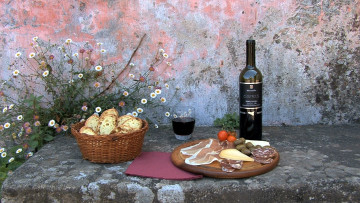 Картинка еда разное сыр оливки хлеб вино колбаса