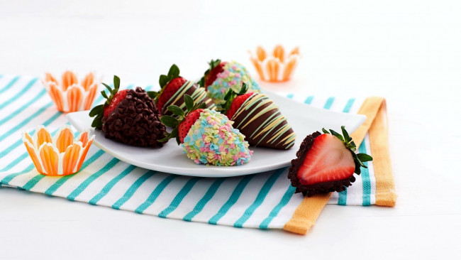 Обои картинки фото еда, клубника,  земляника, шоколад, десерт, ягоды