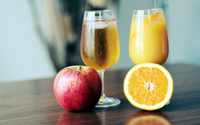 Обои картинки фото еда, напитки,  сок, яблоко, апельсин, бокалы