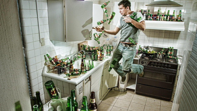 Обои картинки фото юмор и приколы, кухня, мужчина, бутылки