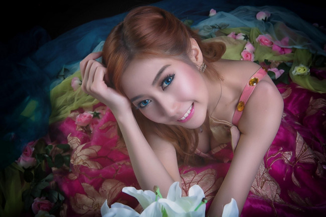 Обои картинки фото девушки, -unsort , азиатки, лилии, розы, улыбка, азиатка, платье, линзы, цветы