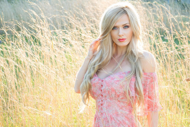 Обои картинки фото девушки, -unsort , блондинки,  светловолосые, плечи, платье, трава, блондинка, поле