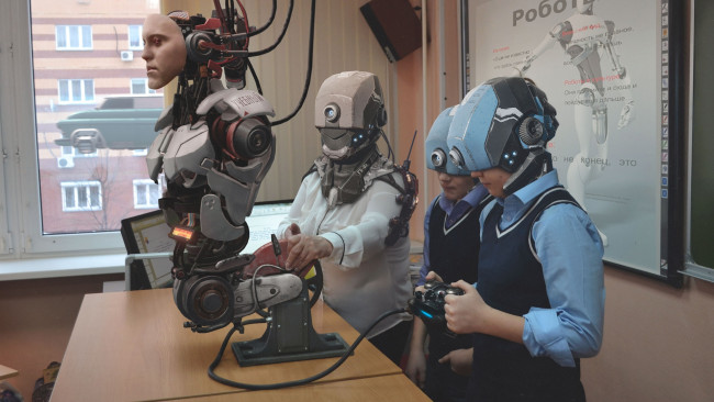 Обои картинки фото фэнтези, роботы,  киборги,  механизмы, робот, будущее, летающая, машина, окно, учитель, дети
