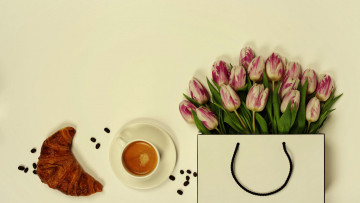 Картинка еда кофе +кофейные+зёрна букет тюльпаны зерна круассан