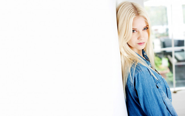 Обои картинки фото девушки, - блондинки,  светловолосые, nadia, roed, блондинка, рубашка, стена