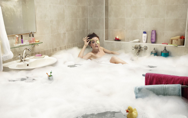 Обои картинки фото юмор и приколы, девушка, ванна, пена, потоп
