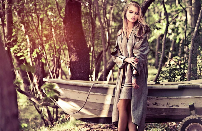 Обои картинки фото татьяна митюшина, девушки, блондинка, пальто, лодка, лес
