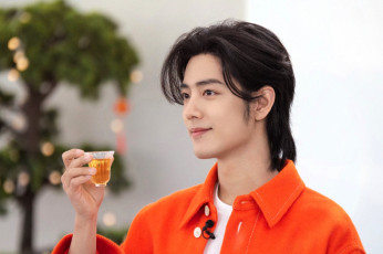 Картинка мужчины xiao+zhan актер лицо пиджак стакан напиток