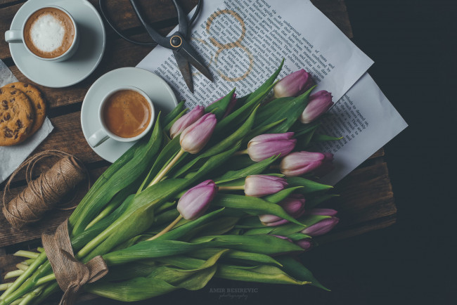Обои картинки фото еда, кофе,  кофейные зёрна, чашки, цветы, тюльпаны, букет