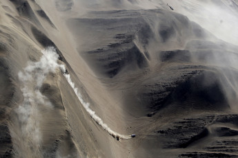 Картинка спорт авторалли пейзаж вертолёт спуск пустыня гора дакар