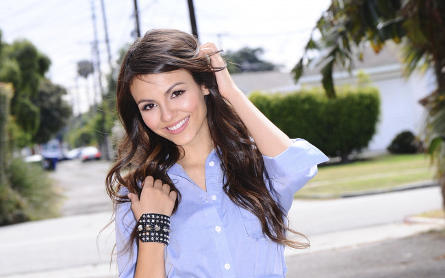 Обои картинки фото Victoria Justice, девушки, , , взгляд, улыбка