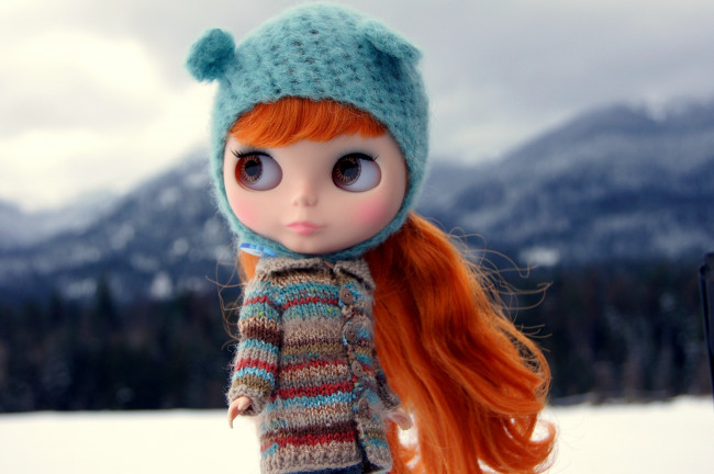 Обои картинки фото разное, игрушки, кофта, шапочка, кукла, зима, горы