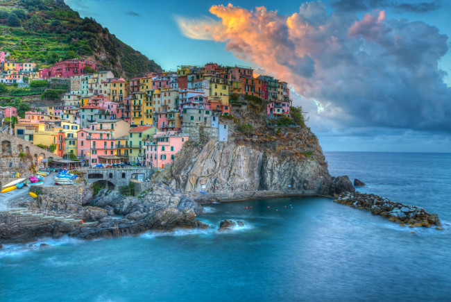 Обои картинки фото города, - пейзажи, manarola, cinque, terre, italy, ligurian, sea, манарола, Чинкве-терре, италия, лигурийское, море, скалы, здания, облака, пейзаж, побережье