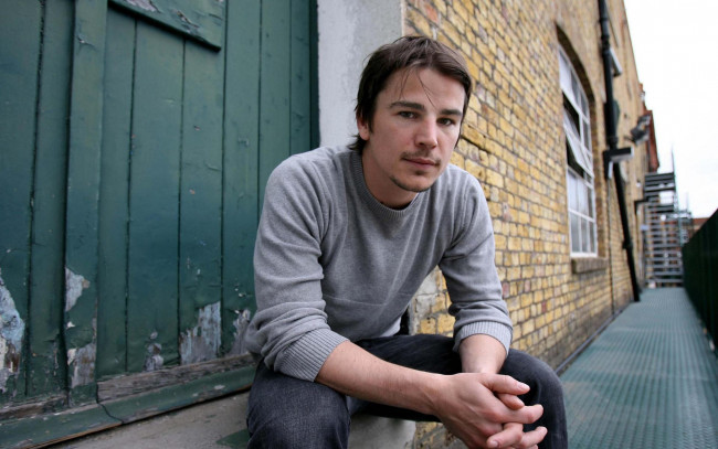 Обои картинки фото мужчины, josh hartnett, актер, свитер, дом